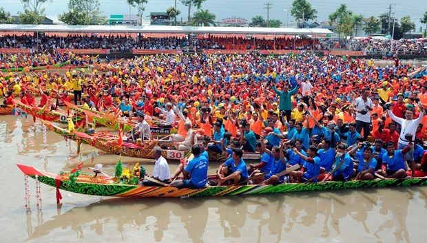 កីឡាករកីឡាការិនីជនជាតិខ្មែរដោយមានស្មារតីត្រៀមប្រណាំងទូក ង