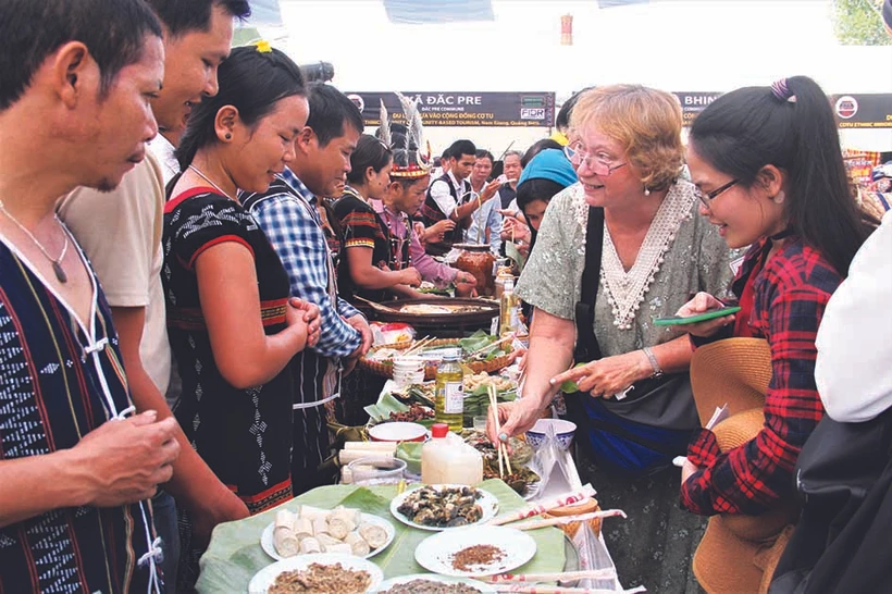 ភ្ញៀវទេសចរបរទេសរំភើបរីករាយពេលបានភ្លក់រសជាតិភោជនាហារប្រពៃណីរបស់ជនជាតិ កឺទូ 