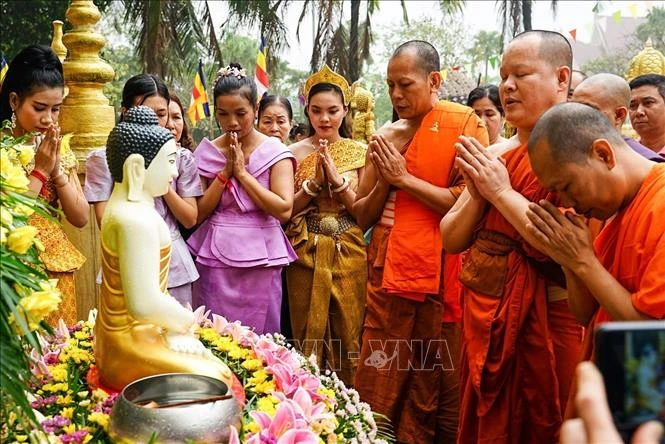 ពិធីកិច្ចស្រង់ទឹកព្រះពុទ្ធ​បដិមាដោយមានសុគន្ធវារី​ ​លាង​សម្អាត​ប្រការអព្វមង្គលក្នុង​ឆ្នាំ​ចាស់ដើម្បី​ឆ្លងចូល​ឆ្នាំ​ថ្មី​អ្វីៗ​បាន​សម្រេច​ដូច​បំណងប្រាថ្នា ។ រូបថត៖ ខាញ់ហ្វា/ទីភ្នាក់ងារពត៌មានវៀតណាម