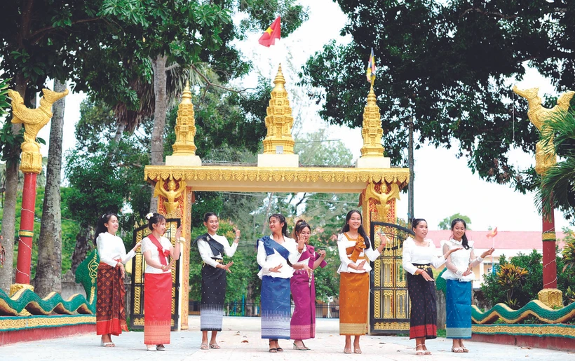 យុវនារី ខ្មែរ ទាំងឡាយរាំចង្វាក់"រាំវង់" ប្រពៃណី