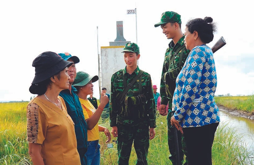 យុទ្ធជនទាំងឡាយនៃប៉ុស្តិ៍ការពារព្រំដែន ញើនហ៊ឹង ផ្តល់ជូនដំណឹងអំពីបង្គោលតម្រុយព្រំដែនលេខ ២៧៣ នៅឃុំព្រំដែនអានភូ ស្រុក ទិញបៀន (ខេត្ត អានយ៉ាង) ជាមួយបងប្អូននារីៗខ្មែរ ចំណុះ "ក្រុមនារីថែរក្សាខ្សែបន្ទាត់ព្រំដែន បង្គោលតម្រុយព្រំដែន"