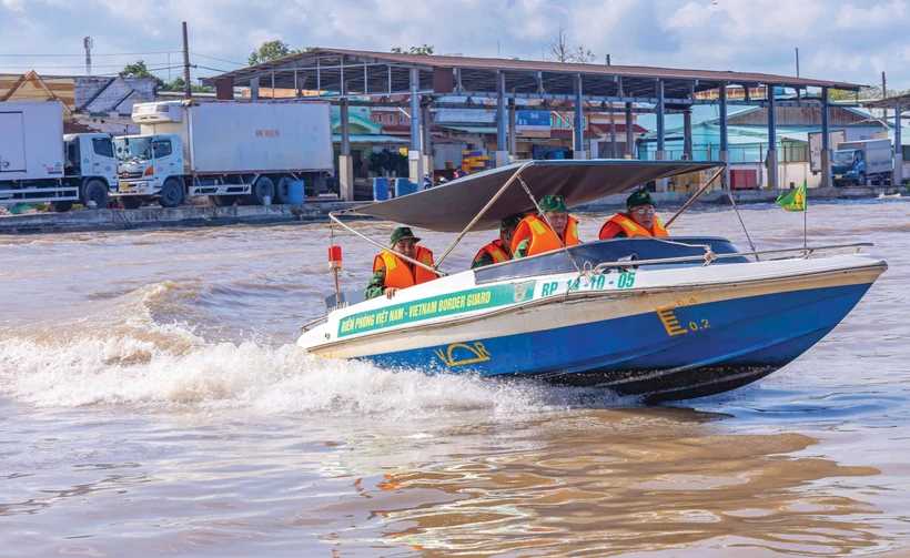 កម្មាភិបាល យុទ្ធជនប៉ុស្តិ៍ការពារព្រំដែន ទ្រុងប៊ិញ យាមល្បាត ត្រួតពិនិត្យ ថែរក្សារឹងមាំអធិបតេយ្យភាពដែនសមុទ្រ សណ្តាប់ធ្នាប់ សុវត្ថិភាពសង្គមនៅក្នុងតំបន់ផែត្រី ត្រឹនដេ ស្រុក ត្រឹនដេ