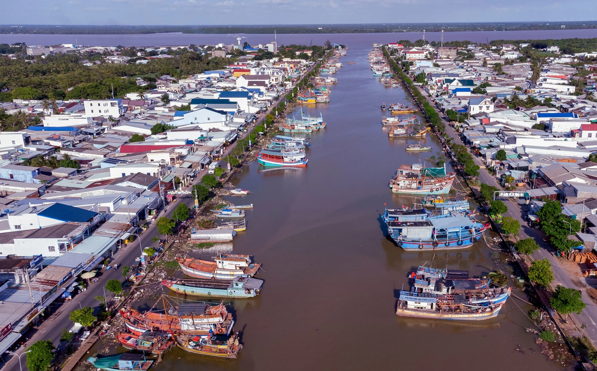 ដោយមានឆ្នេរសមុទ្រប្រវែងជាង ៧២ គីឡូម៉ែត្រ ជាមួយនឹងដៃទន្លេសំខាន់ៗទៅកាន់សមុទ្រខាងកើត រួមមាន ឌិញអាន ត្រឹនដេ និង មីថាញ់ បច្ចុប្បន្ន សុកត្រាំង គឺជាចំណុចរួមនៃកត្តាអំណោយផលជាច្រើនសម្រាប់ការអភិវឌ្ឍសេដ្ឋកិច្ចសមុទ្រ។ រូបថត៖ អាន ហៀវ