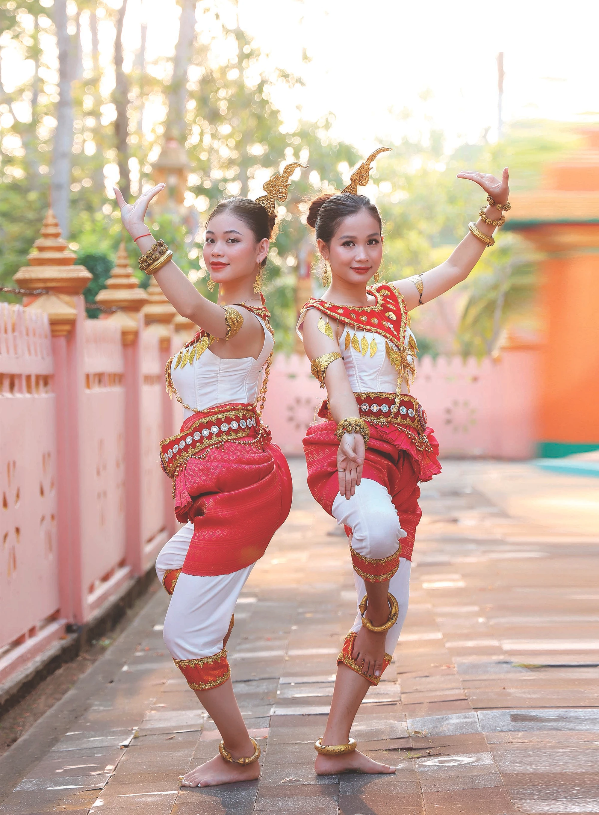 និស្សិតមហាវិទ្យាល័យភាសា​ - វប្បធម៌ - វិចិត្រសិល្បៈ ខ្មែរ ណាមបូនិងមនុស្សសាស្ត្រ (សាកលវិទ្យាល័យ ត្រាវិញ) ក្នុងឈុតសម្លៀកបំពាក់របាំបុរាណ