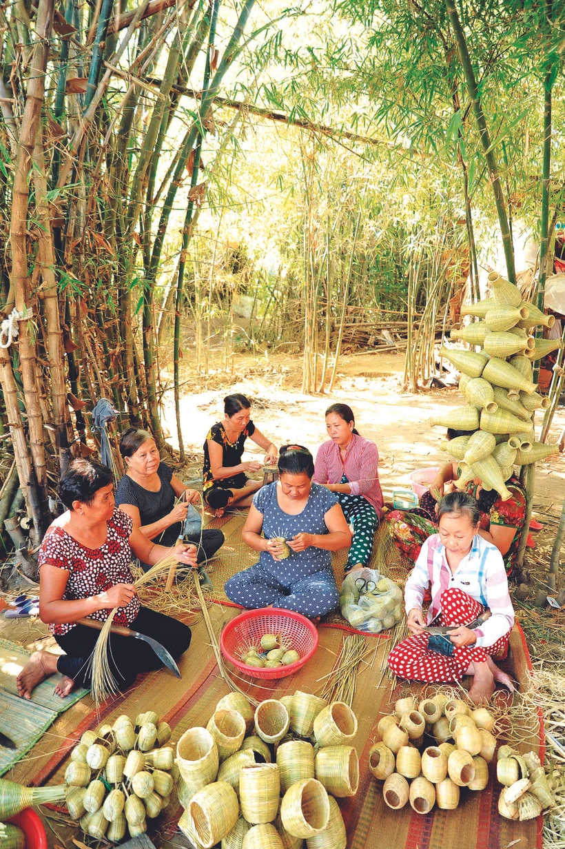 តម្បាញរវៃផលិតផលហត្ថកម្មវិចិត្រសិល្បៈភូមិ យ៉ុងឌិញ ឃុំ ដាយអាន ស្រុក ត្រាគូ (ខេត្ត ត្រាវិញ)