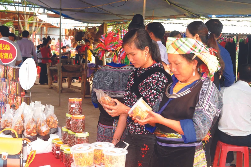 ភ្ញៀវទេសចរទិញទំនិញនៅតាមស្តង់ឧទ្ទេសនាមផលិតផលពិសេសដាច់ដោយឡែករបស់ស្រុក មឿងឡា