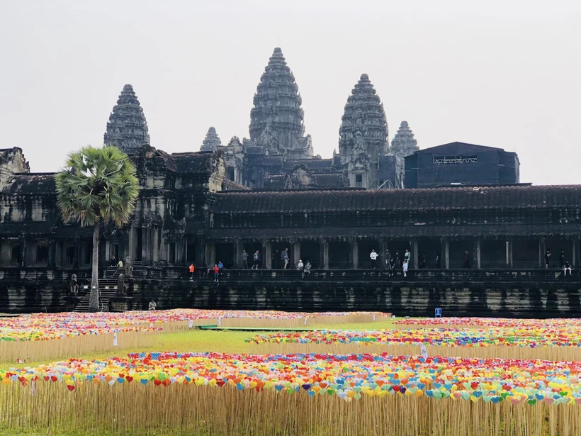 បេះដូងក្រដាសដែលបត់ដោយដៃដោយប្រជាជន ខ្មែរ គ្រប់ស្រទាប់វណ្ណ: គ្រប់វ័យ ត្រូវបានរៀបចំជាលក្ខណ:សួនដ៏ស្រស់ស្អាត នៅបរិវេណប្រាសាទអង្គរវត្ត