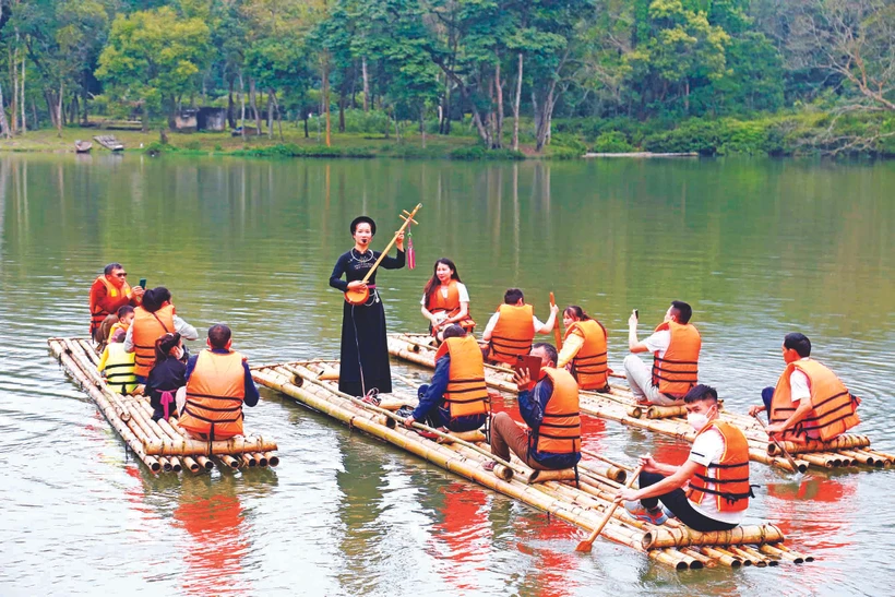 ភ្ញៀវទេសចរឆ្លងកាត់បទពិសោធន៍ចែវក្បូន - ស្តាប់ចម្រៀង ថែន នៅលើបឹង ណានឿ នៅឃុំ តឹនត្រាវ ស្រុក សឺនយឿង