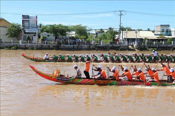 បញ្ចប់ការប្រណាំងទូក ង អបអរសាទរពិធីបុណ្យអកអំបុកនៅខេត្ត ត្រាវិញ ឆ្នាំ ២០២០