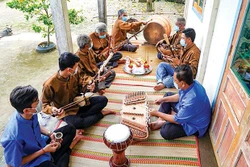 ក្រុមសិល្បករនៅភូមិលេខ ៧ ឃុំ តឹនឡុក ស្រុក ធើយប៊ិញ (ខេត្ត កាម៉ៅ) ប្រគំសម្តែងជាមួយនឹងឧបករណ៍ភ្លេងផ្សេងៗ ក្នុងវង់ភ្លេងស្គរធំ