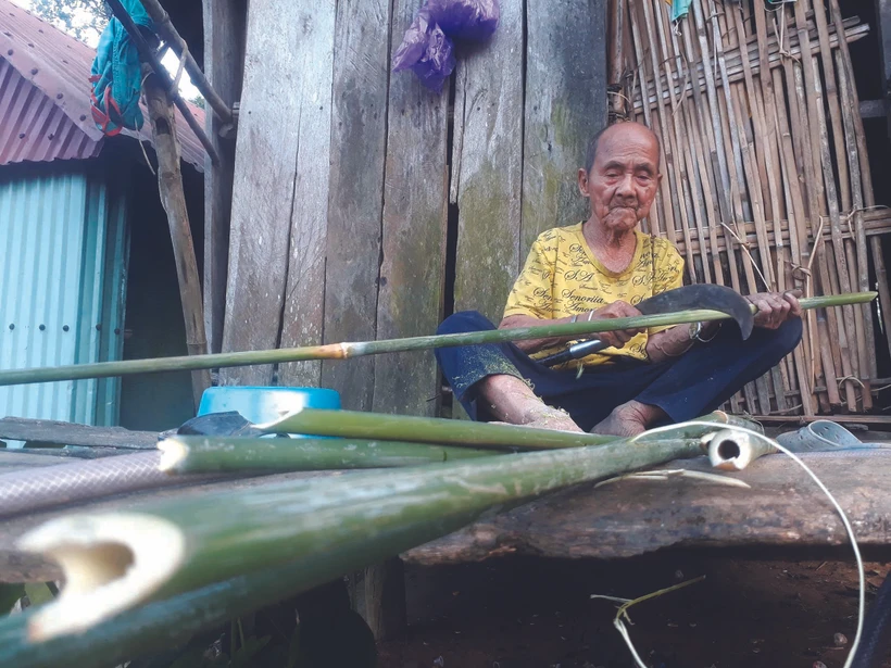 ជនជាតិ បាណា ជ្រើសយកវល្លិផ្តៅ ឫស្សី្ងដែលតូចៗ ក្រាស់ៗ ពីក្នុងព្រៃយកមកច្រៀកជាចម្រៀកៗ ហើយយកទៅហាលឲ្យស្ងួតមុនពេលត្បាញកាផា