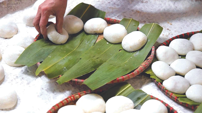 ជនជាតិ សានយីវ លុញនំ បាកដូវ រាងមូលៗ ដាក់ស្នូលនៅកណ្តាល សង្កត់អោយសំប៉ែត រួចរោយម្សៅមួយស្រទាប់ស្តើងនៅខាងក្រៅ