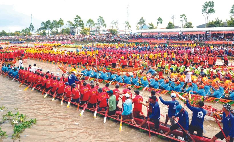 ការប្រណាំងទូក ង - វិញ្ញាសាកីឡាប្រពៃណីរបស់បងប្អូនជនជាតិ ខ្មែរ ត្រូវបានរៀបចំ ឡើងក្នុងឱកាសពិធីបុណ្យ អកអំបុក តែងតែទាក់ទាញ ភ្ញៀវទេសចរក្នុងនិងបរទេសមក ទស្សនានិងលើកទឹកចិត្ត យ៉ាងច្រើនកុះករ