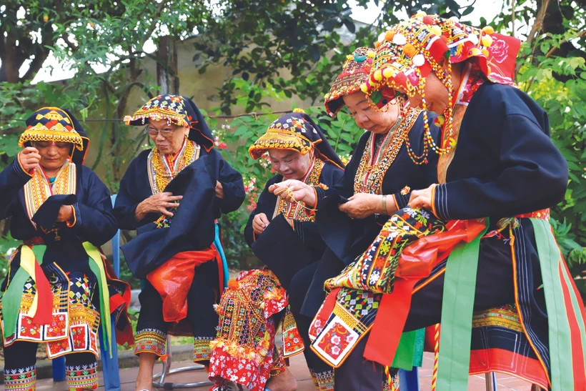 ស្ត្រីជនជាតិ យ៉ាវ ចង្កេះភ្នំ តីអៀនទឺ ថែរក្សាសិប្បកម្មប៉ាក់ជរប្រពៃណី