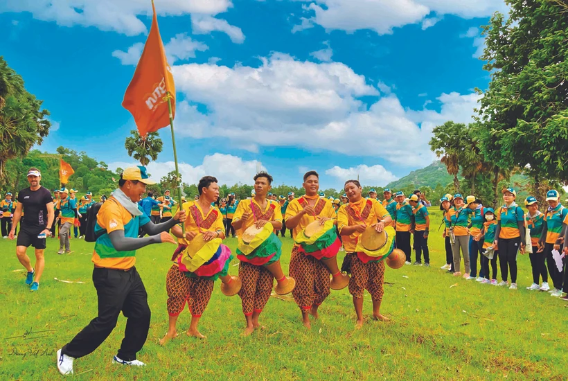 ភ្ញៀវទេសចរសម្របខ្លួនចូលទៅក្នុងបរិយាកាសវប្បធម៌របស់បងប្អូនជនជាតិ ខ្មែរ តំបន់ បៃនូយ (ខេត្ត អានយ៉ាង)