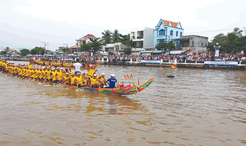 នាឱកាសពិធីបុណ្យអកអំបុក ប្រណាំងទូក-ង បានទាក់ទាញទូក-ង រាប់សិបក្រុមចូលរួមហើយក្លាយទៅជាព្រឹត្តិការណ៍វប្បធម៌ប្រពៃណីរបស់បងប្អូនជនជាតិ ខ្មែរ ខេត្ត ត្រាវិញ