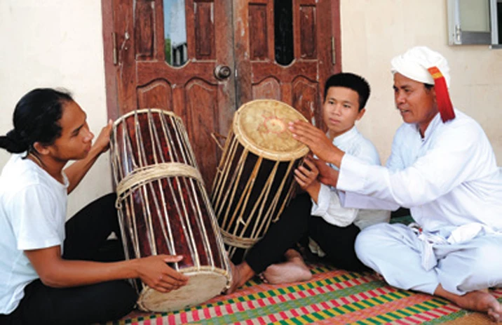 សិល្បករ ភូ វ៉ាន់លឿង តែងតែត្រៀមខ្លួនជាស្រេច ជាប់ជាប្រចាំក្នុងការ "ផ្ទេរបន្តភ្លើង" ភាពជក់ចិត្តដិតអារម្មណ៍ចំពោះសំឡេងស្គរ ហ្គីណាំង ដល់យុវជនជាច្រើនជំនាន់នៅមូលដ្ឋាន