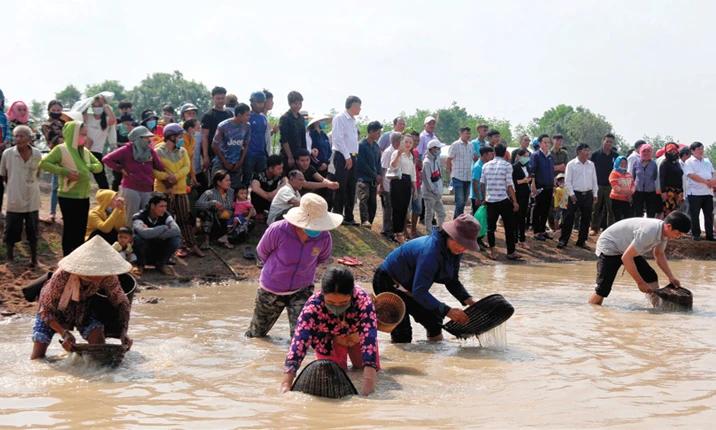 ក្រោយពេលបញ្ចប់រួចរាល់ពិធីកិច្ចសែនព្រេននៃពិធីបុណ្យយកត្រពាំង បងប្អូនជនជាតិ ខ្មែរ ចុះចាប់ត្រី បង្កងក្នុងត្រពាំង