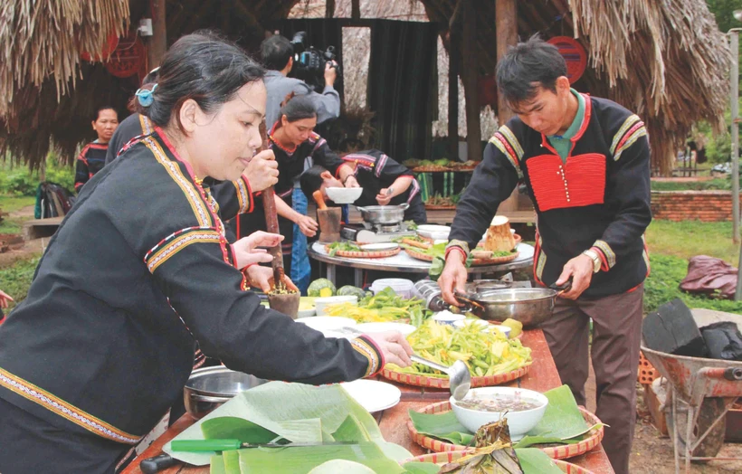 ជនជាតិ អេដេ កែចៃ្ន មុខម្ហូបត្រប់ពុតលំញង សម្លត្រីទឹកជ្រោះ