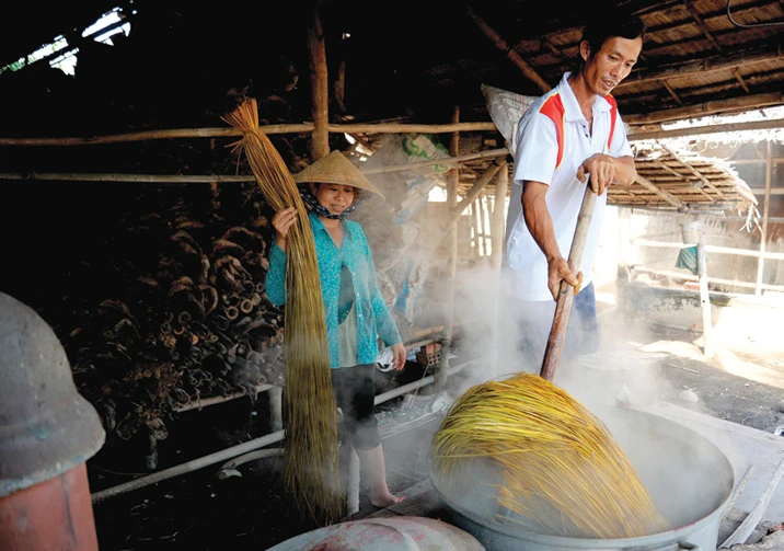 ដំណាក់កាលជ្រលក់ពណ៌កក់នៅភូមិវប្បកម្មតម្បាញកន្ទេល កាហម របស់ជនជាតិ ខ្មែរ នៅឃុំ ហាមតឹន ស្រុក​ ត្រាគូ (ខេត្ត ត្រាវិញ)