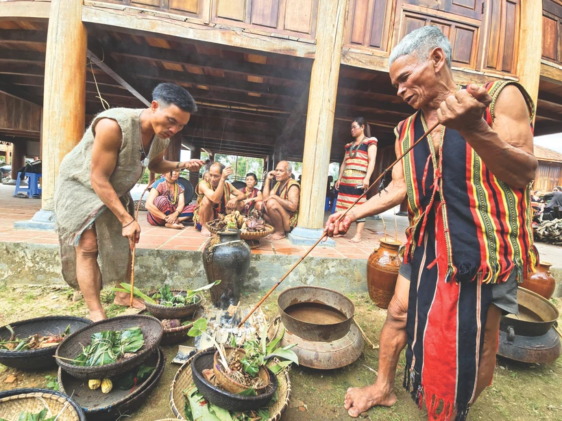 គ្រូសែននិងព្រឹទ្ធាចារ្យភូមិជនជាតិ ព្រៅ ធ្វើពិធីសែន ត្រៀស្រូវ