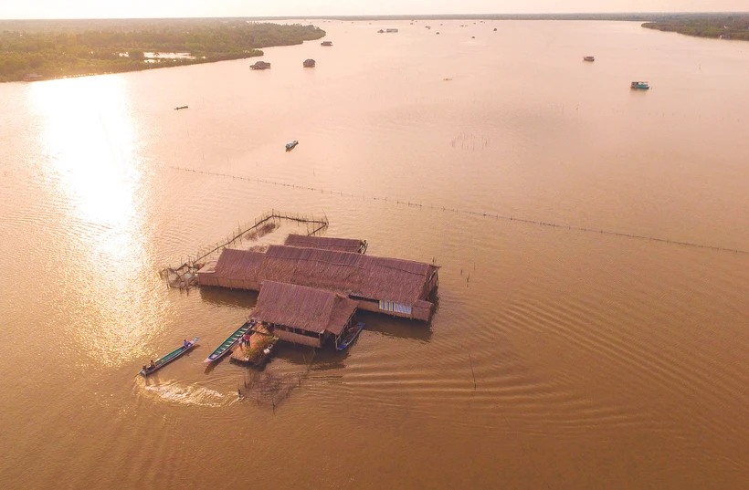 បឹងទឹកប្រៃ ធីទឿង គឺជាអាងបឹងធម្មជាតិដ៏ធំទូលាយ ជាគោលដៅទេសចរណ៍ដ៏ល្អឯកមួយក្នុងចំណោមគោលដៅទេសចរណ៍របស់តំបន់វាលទំនាបទន្លេ គឺវឡុង