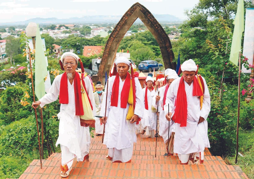 អ្នកមុខអ្នកការសមណស័ក្ដិសាសនាជនជាតិ ចាម ដឹកនាំក្បួនដង្ហែព្រះពស្រ្តធ្វើដំណើរទៅកាន់ប្រាសាទ ប៉ូក្លងហ្ការ៉ាយ នៅទីក្រុង ផានរ៉ាង - ថាបចាម (ខេត្ត និញធន់)