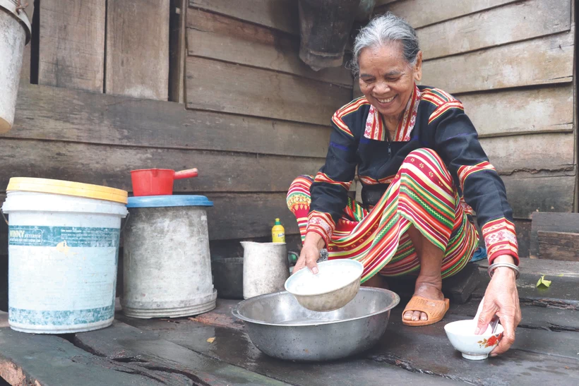 ក្សរ៍ ហប្លឹម - ស្ត្រីព្រឹទ្ធាចារ្យភូមិដំបូងគេនៅតំបន់ព្រំដែនខេត្ត យ៉ាឡាយ ក្នុងជីវិតរស់នៅប្រចាំថ្ងៃដ៏សាមញ្ញ