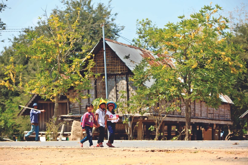 ដងផ្លូវចូលទៅកាន់ភូមិ ម្លៀង ត្រូវបានក្រាលកៅស៊ូ ទិដ្ឋភាពនៃការរស់នៅនិងទេសភាពធម្មជាតិនៃភូមិនិគមប្រកបដោយសុខក្សេមក្សាន្ត បរមបុរាណ