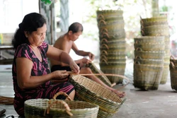 ការអភិវឌ្ឍភូមិរបរតម្បាញឫស្សី ភឿកក្វើយ រួមចំណែកបង្កើតការងារធ្វើ លើកកម្ពស់ជីវភាពរស់នៅជូនបងប្អូនជនជាតិ ខ្មែរ នៅឃុំ ភូតឹន ស្រុក ចូវថាញ់ (ខេត្ត សុកត្រាំង)។ រូបថត៖ អានហៀវ