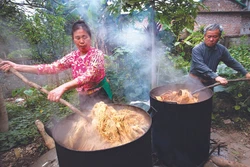 សំបកដើមកូហ្សូត្រូវបានត្រាំទឹកចំនួន ២ ដល់ ៣ ថ្ងៃ បន្ទាប់មកត្រាំទឹកកំបោររួចហើយដាំអោយពុះក្នុងរយៈពេលជាង ១០ ម៉ោង ត្រូវបានឆ្លងកាត់ការផ្អាប់ ១ ថ្ងៃ ១ យប់ រួចបន្តត្រាំទឹកស្អាតពី ៧ ដល់ ១០ ថ្ងៃ ដើម្បីជម្រុះជ័រឈើចោល