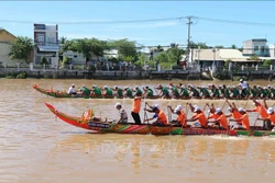 បញ្ចប់ការប្រណាំងទូក ង អបអរសាទរពិធីបុណ្យអកអំបុកនៅខេត្ត ត្រាវិញ ឆ្នាំ ២០២០