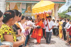 ព្រះសង្ឃទ្រង់បាត្រក្នុងបរិវេណវត្ត ខេមរប្បភាសេរីស្នរ៍ (១៤ ពាន់) នៅឃុំ វិញទ្រុង ស្រុក វីធុយ ខេត្ត ហូវយ៉ាង