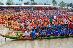 កីឡាករកីឡាការិនីជនជាតិខ្មែរដោយមានស្មារតីត្រៀមប្រណាំងទូក ង