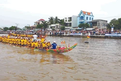 នាឱកាសពិធីបុណ្យអកអំបុក ប្រណាំងទូក-ង បានទាក់ទាញទូក-ង រាប់សិបក្រុមចូលរួមហើយក្លាយទៅជាព្រឹត្តិការណ៍វប្បធម៌ប្រពៃណីរបស់បងប្អូនជនជាតិ ខ្មែរ ខេត្ត ត្រាវិញ