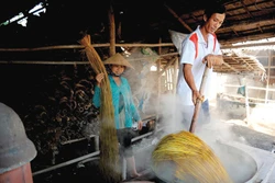 ដំណាក់កាលជ្រលក់ពណ៌កក់នៅភូមិវប្បកម្មតម្បាញកន្ទេល កាហម របស់ជនជាតិ ខ្មែរ នៅឃុំ ហាមតឹន ស្រុក​ ត្រាគូ (ខេត្ត ត្រាវិញ)