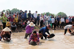 ក្រោយពេលបញ្ចប់រួចរាល់ពិធីកិច្ចសែនព្រេននៃពិធីបុណ្យយកត្រពាំង បងប្អូនជនជាតិ ខ្មែរ ចុះចាប់ត្រី បង្កងក្នុងត្រពាំង