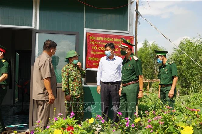 លោក ឧត្តមសេនីយ៍ត្រី ង្វៀនទ្រឿងថាំង មេបញ្ជាការ​យោធភូមិភាគទី ៧ អញ្ជើញមកត្រួតពិនិត្យ តាមបណ្ដោយខ្សែបន្ទាត់ព្រំដែនលើភូមិសាស្ត្រស្រុក ម៉ុកហ្វា ខេត្ត ឡុងអាន