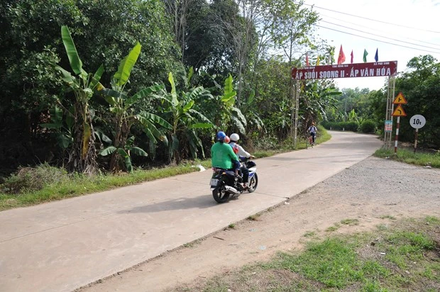 ប្រព័ន្ធគមនាគមន៍ជនបទត្រូវបានបើកទូលាយធ្វើឲ្យល្អប្រសើរជាងមុនបម្រើតម្រូវការធ្វើដំណើរទៅមក ដឹកជញ្ជូនទំនិញរបស់ប្រជាជននៅឃុំ ភូវិញ (ស្រុក ឌិញក្វាន ខេត្ត ដុងណាយ)។ រូបថត៖ អានហៀវ