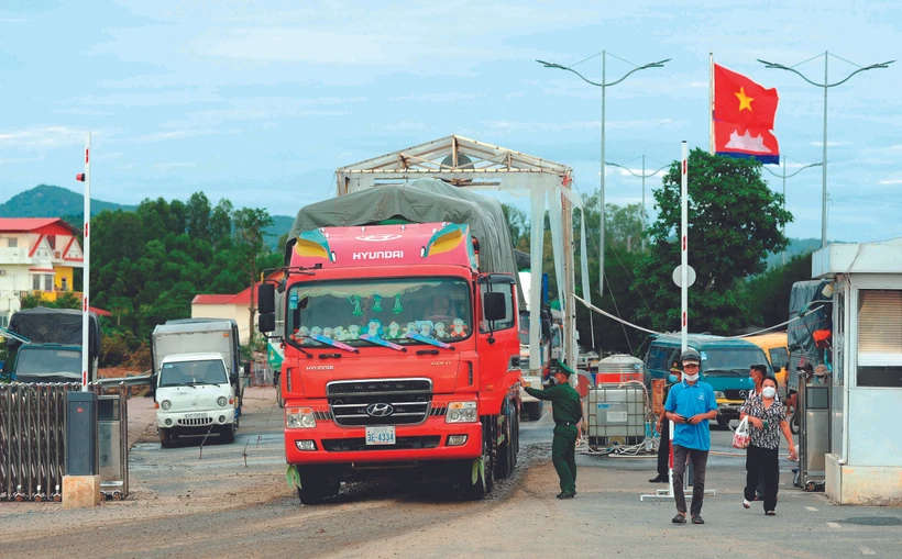 ប្រជាជនតាមព្រំដែននិងមធ្យោបាយដឹកជញ្ជូនទំនិញទៅមកឆ្លងកាត់ច្រកទ្វារព្រំដែនអន្តរជាតិ ទិញបៀន នៅស្រុក ទិញបៀន (ខេត្ត អានយ៉ាង)