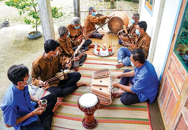 ក្រុមសិល្បករនៅភូមិលេខ ៧ ឃុំ តឹនឡុក ស្រុក ធើយប៊ិញ (ខេត្ត កាម៉ៅ) ប្រគំសម្តែងជាមួយនឹងឧបករណ៍ភ្លេងផ្សេងៗ ក្នុងវង់ភ្លេងស្គរធំ