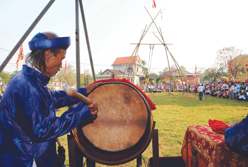 ចាស់ភូមិវាយស្គរបើកកម្មវិធីនៅពិធីបុណ្យ ឌូទៀន (យោលទោង) នៅខេត្ត ធឿធៀន - ហ្វេ