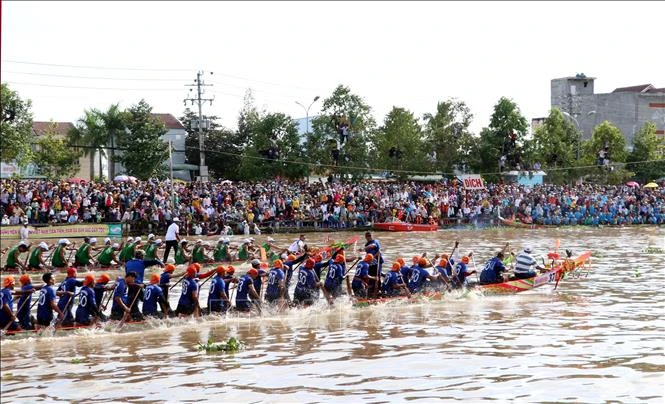 បញ្ចប់ការប្រណាំងទូក ងនិងសប្តាហ៍មហោស្រពពិធីអកអំបុក - ប្រណាំងទូក ងរបស់បងប្អូនជនជាតិ ខ្មែរ នៅខេត្ត សុកត្រាំង