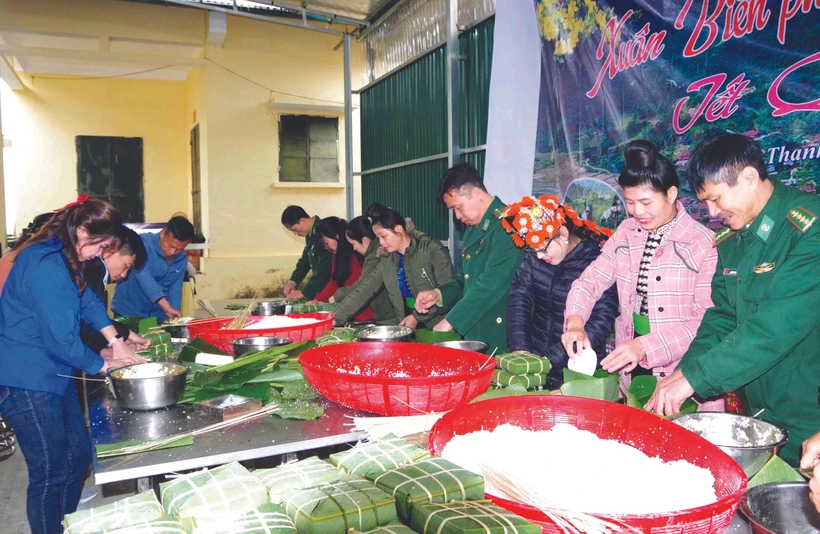 ប៉ុស្តិ៍ការពារព្រំដែន មឿងពោន (កងទ័ពការពារព្រំដែនខេត្ត ដៀនបៀន) រៀបចំវេចនំបាញ់ជឹងបៃតងជូនបណ្តាគ្រួសារគោលនយោបាយ គ្រួសារក្រីក្រ ។ល។ នៅលើភូមិសាស្ត្រឃុំចំនួនពីរ មឿងពោន ហួថាញ់ (ស្រុក ដៀនបៀន)