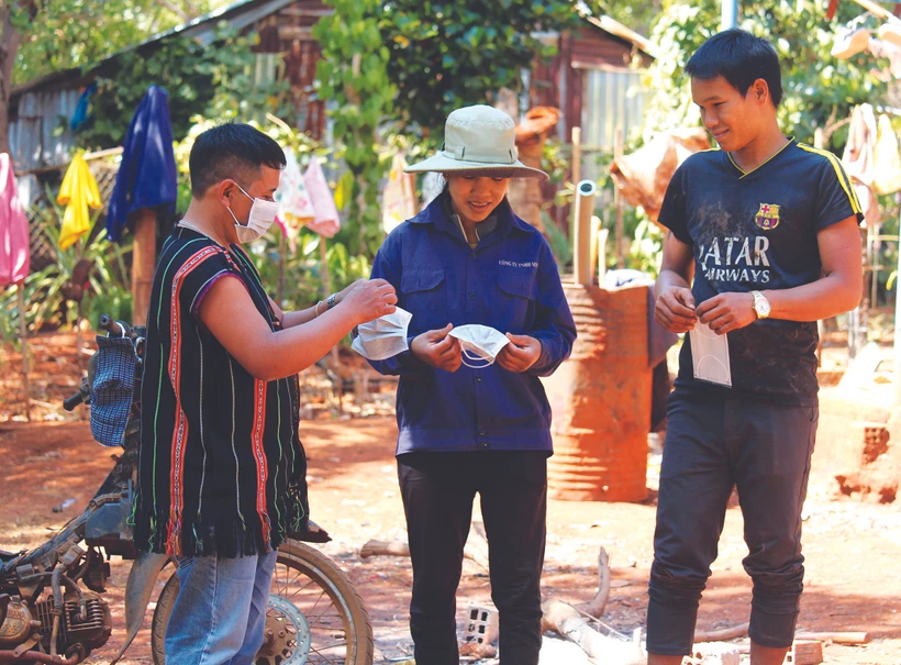 បង រើម៉ាហ៍ចែល ផ្សព្វផ្សាយអំពីវិធីបង្ការ ទប់ស្កាត់ការរាលដាលនៃជំងឺកូវីដ-១៩ អោយអ្នកភូមិ គ្រេល