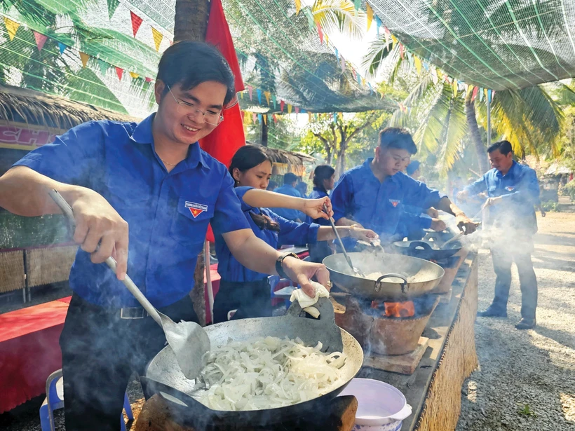 យុវជនយុវនារីមានចំណាប់អារម្មណ៍យ៉ាងខ្លាំងក្នុងការបង្ហាញសមត្ថភាពធ្វើតំណាប់ដូង រួមចំណែកថែរក្សារសជាតិថ្ងៃចូលឆ្នាំថ្មីរបស់ប្រជាជាតិ វៀតណាម